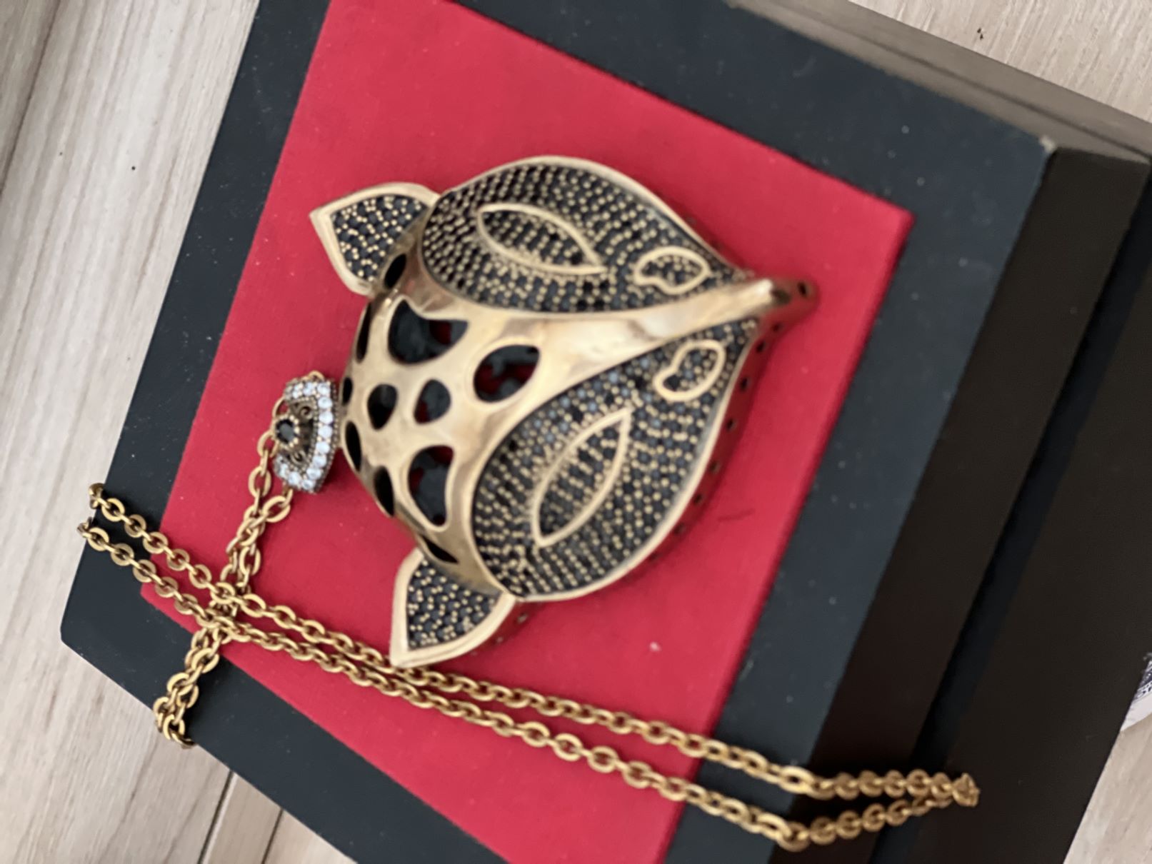 قلادة أنيقة ومميزة